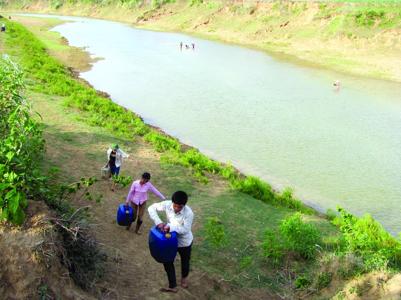 Nhiều tháng nay, người dân xã Thạch Cẩm (Thạch Thành - Thanh Hóa) phải đi bộ 1 – 2 km ra sông Bưởi lấy nước sinh hoạt. Ảnh: Hoàng Lan