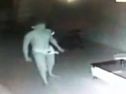 Trộm cởi trần cầm dao dạo trong nhà
