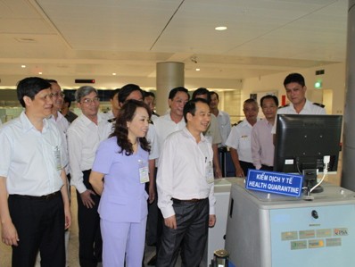 Bộ Y tế kiểm tra công tác phòng chống dịch cúm A(H7N9) tại sân bay Tân Sơn Nhất