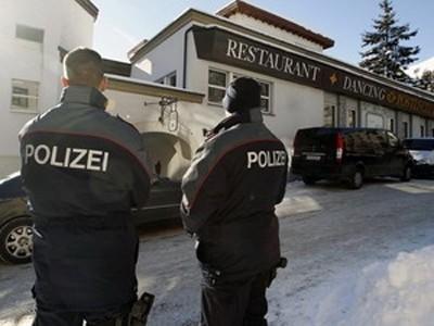 Cảnh sát tuần tra gần khách sạn sau vụ nổ. Nguồn: Reuters