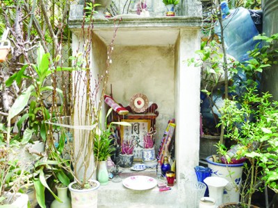 Miếu thờ 6 liệt sĩ Điện Biên trong nhà Thiếu tướng Nguyễn Chu Phác