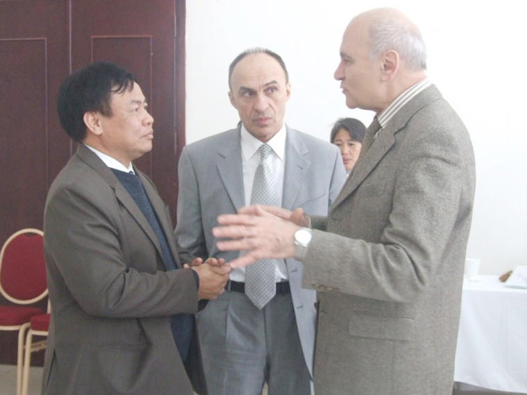 GS.VS Bakhir (bìa phải), GS.VS Victorenko và TS Nguyễn Hoài Châu tại trụ sở Viện Khoa học&Công nghệ Việt Nam