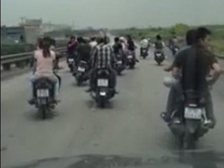 Hàng chục xe máy gây náo loạn quốc lộ 5