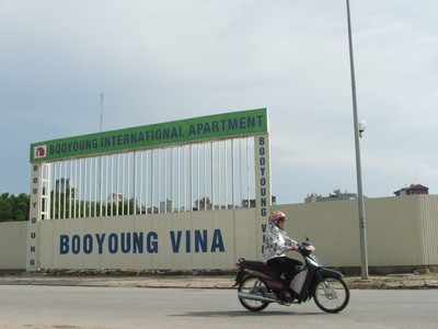 Dự án khu căn hộ Booyoung Vina tại khu đô thị Mỗ Lao bỏ hoang đất nhiều năm vẫn chưa bị xử lý Ảnh: Minh Tuấn