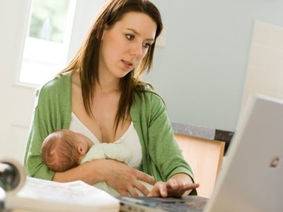 Sau sinh, các bà mẹ trẻ tìm đến Facebook để thư giãn nhiều hơn