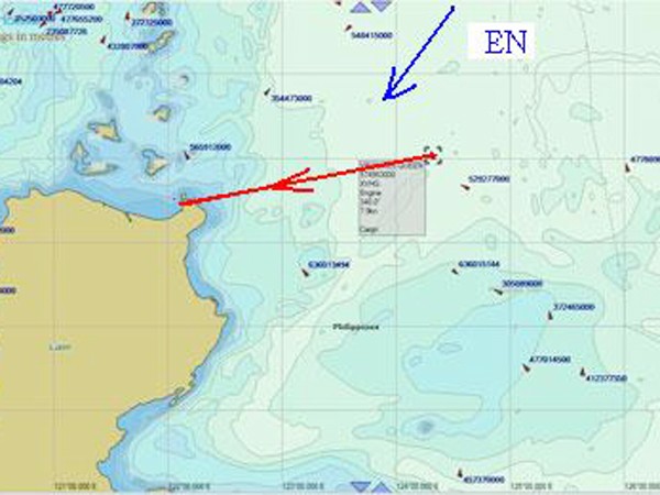 Sơ đồ đường tránh gió (mũi tên dưới) của tàu VQ và hướng gió đông bắc tác động vào thân tàu (mũi tên trên) theo hình dung của KS Doãn Mạnh Dũng