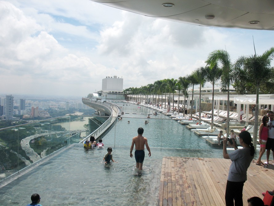 Bể bơi trên trời ở Marina Bay Sands. Ảnh: Đ.P