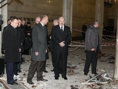 Tổng thống Alexander Lukashenko (thứ 2, bên phải) thăm ga tàu điện ngầm Oktyabrskaya ngay sau vụ đánh bom Ảnh: Andrei Stasevich