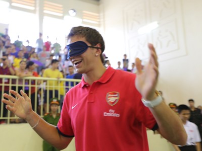 Sao Arsenal bịt mắt chơi bóng đá tại Hà Nội