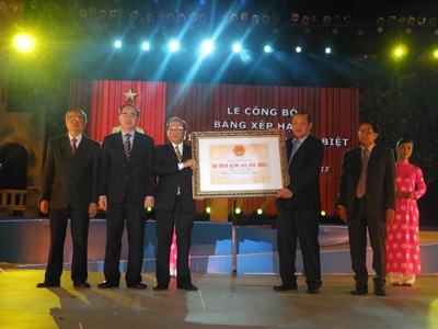 Phó Thủ tướng Nguyễn Thiện Nhân trao bằng xếp hạng Côn Đảo cho tỉnh BR-VT Ảnh: P.Hùng