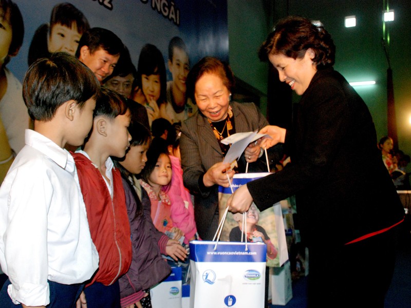 Bà Mai Kiều Liên (phải) cùng Phó chủ tịch nước Nguyễn Thị Doan trao quà cho trẻ em nghèo huyện đảo Lý Sơn (Quảng Ngãi) đầu năm 2012 Ảnh: Đại Dương