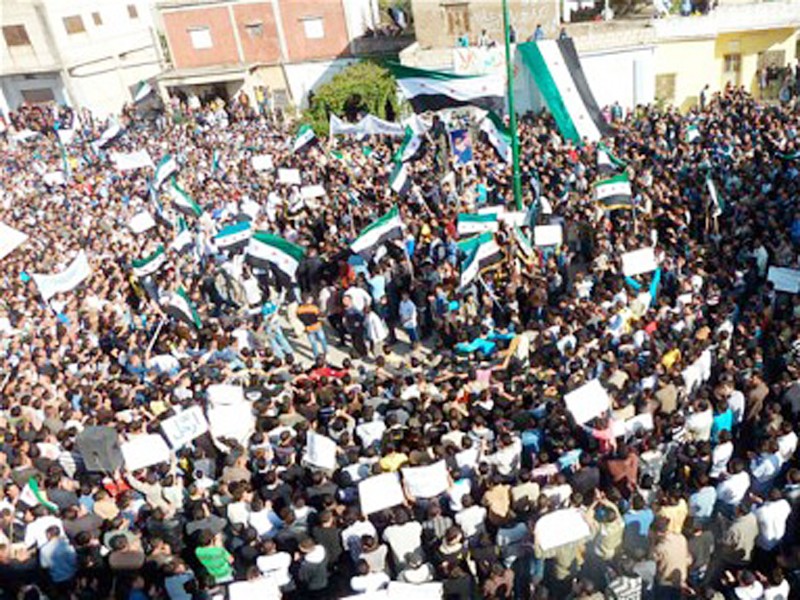 Dòng người biểu tình phản đối tổng thống Syria ở Homs