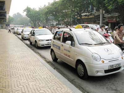 Các hãng taxi chê xăng dầu giảm giá quá ít nên không có cơ sở để điều chỉnh cước. Ảnh minh họa