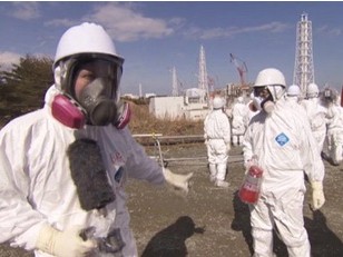Cả người kín mít trước khi vào nhà máy Fukushima Ảnh: BBC