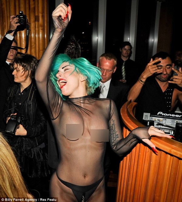 Lady Gaga cởi váy, nhảy nhót điên cuồng