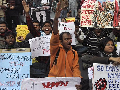 Nữ sinh viên 23 tuổi tử vong vì bị cưỡng hiếp và đánh đập trên xe bus làm dấy lên hàng loạt vụ biểu tình trên khắp Ấn Độ