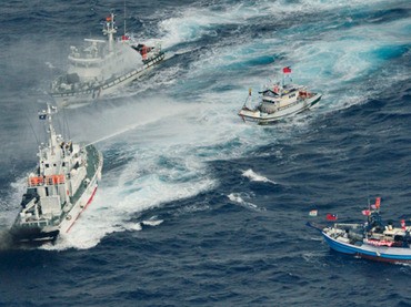 Nhật dùng vòi rồng phun nước ‘đuổi’ tàu cá Đài Loan