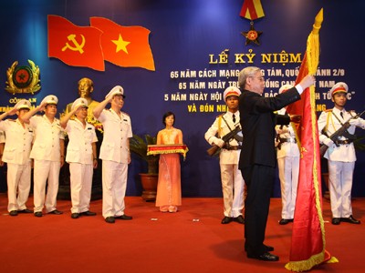 Chủ tịch Quốc hội gắn Huân chương Sao Vàng lên Cờ truyền thống của Công an TP Hà Nội