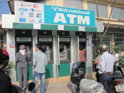Không nên thu phí ATM với người thu nhập thấp