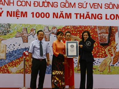 Trao chứng nhận kỷ lục Guinness cho đoạn tranh “Hoa văn Việt Nam trong dòng chảy lịch sử”