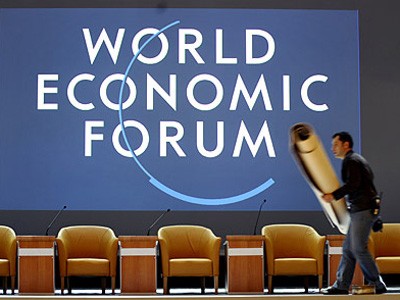 Trải thảm trên sân khấu chính Diễn đàn Kinh tế Thế giới Davos