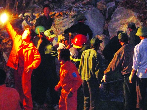 Trắng đêm cứu hộ ở mỏ đá lèn Cờ