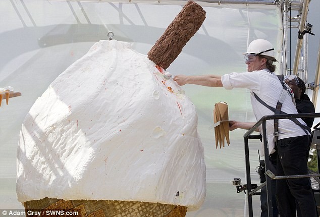 Ly kem lớn nhất thế giới nặng một tấn