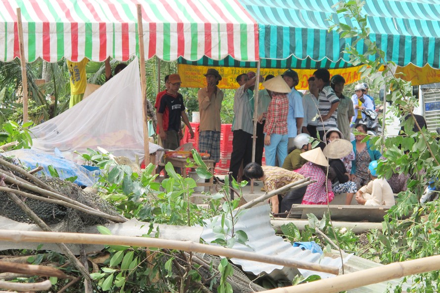 Lốc xoáy làm chết người, sập hàng trăm ngôi nhà