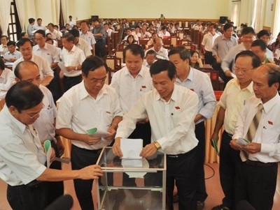 Các đại biểu tiến hành thủ tục lấy phiếu tín nhiệm. Ảnh: Báo Thừa Thiên Huế