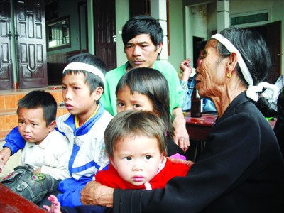 Trẻ mồ côi sau vụ sập mỏ đá ở lèn Cờ Ảnh: Quang Long