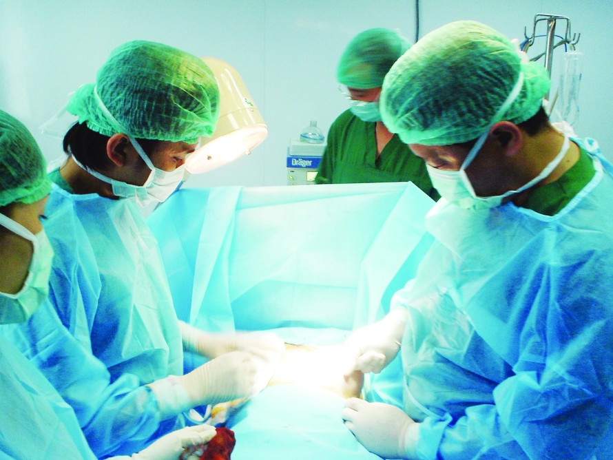 Một ca phẫu thuật nâng ngực được thực hiện tại BV Saint Paul Ảnh Th.Hà