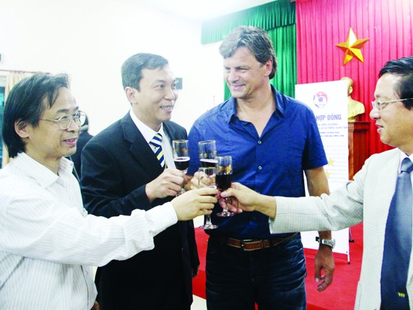 Đón ông Falko Goetz ngày trở lại Việt Nam sẽ không phải là ly rượu mừng năm mới Ảnh: VSI