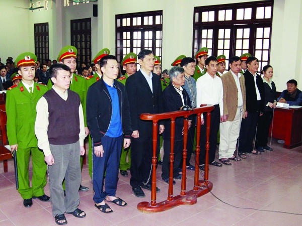 Bị cáo Phạm Thanh Bình (hàng đầu, thứ ba từ trái sang) cùng các đồng phạm tại tòa Ảnh: TTXVN