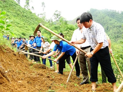 Bí thư Tỉnh ủy Hà Giang (đứng đầu) cùng ĐVTN tham gia mở đường giao thông nông thôn Ảnh: Phạm Chiến