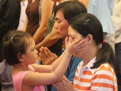 Em bé 4 tuổi lau nước mắt cho mẹ tại lễ tang Đại tướng