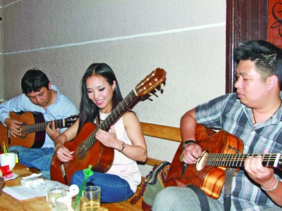 Gặp gỡ diva guitar châu Á