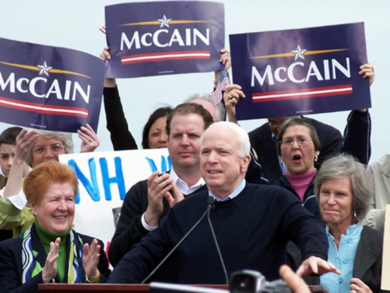 Trong mùa bầu cử 2000 (giành quyền đại diện phe Cộng hòa), John McCain đã "bị hiếp trong ngục tối" và bị "chết thảm" dưới tay đối thủ George W. Bush!