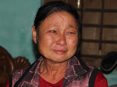 Nghĩ đến những ngày tháng đắng cay tủi nhục gần 17 năm qua, bà Bùi Thị Hồng Nhân không cầm được nước mắt