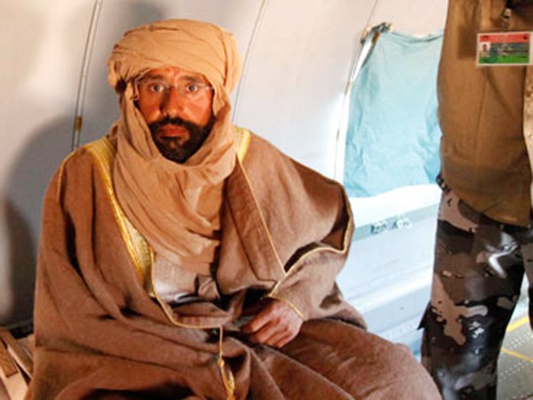 Ông Saif được đưa lên máy bay sau khi bị bắt. Ảnh: Reuters