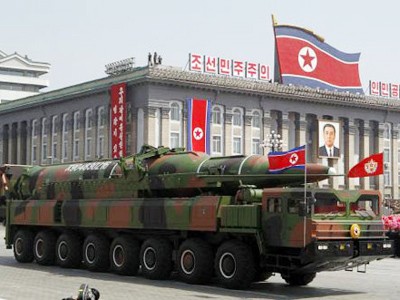 Triều Tiên 'khoe' tên lửa mới trong lễ diễu binh