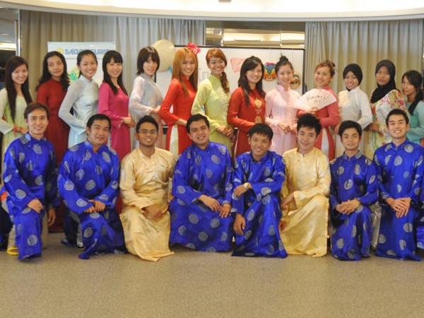 Bạn trẻ các nước mặc áo dài Việt Nam. Ảnh: M.H