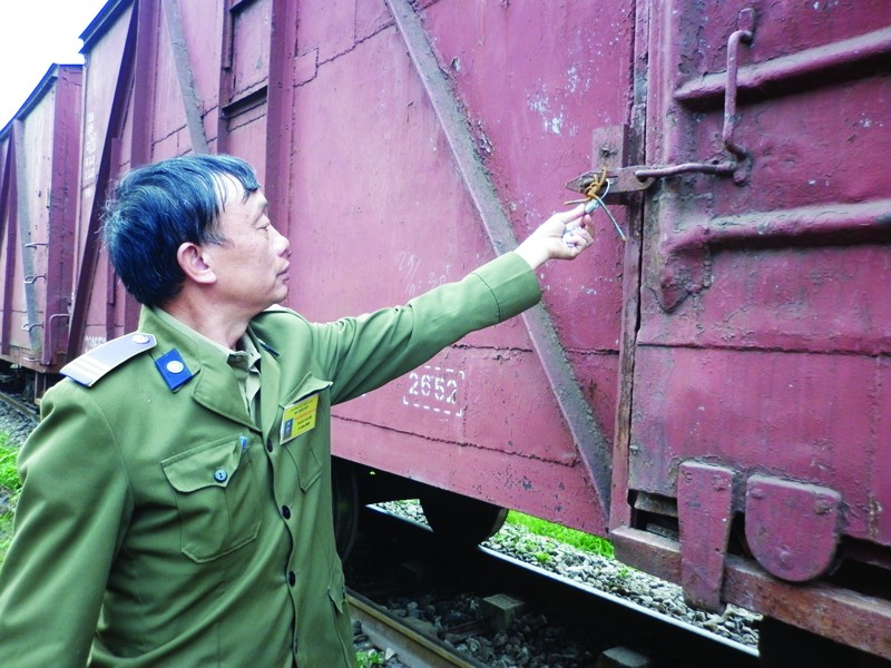 15 toa gỗ được đưa về ga Giáp Bát (Hà Nội) đã 2 tháng nay nhưng cơ quan chức năng vẫn chưa đưa ra biện pháp xử lý