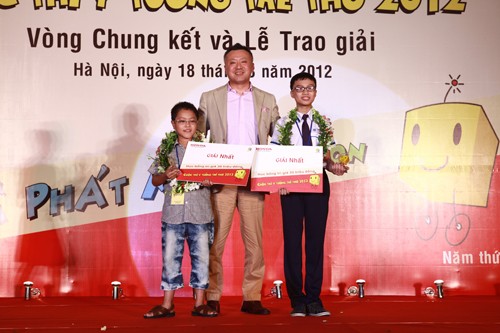 Tổng giám đốc Honda Vietnam Masayuki Igarashi trao thưởng cho thí sinh đoạt Nhất Ý tưởng trẻ thơ 2012