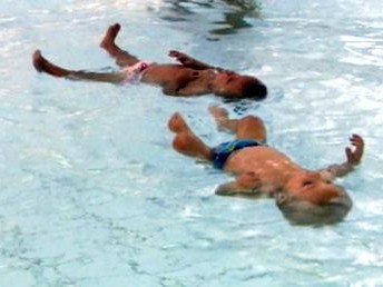 Kinh ngạc trước khả năng bơi của cặp song sinh 9 tháng tuổi