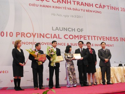 Chủ tịch VCCI Vũ Tiến Lộc tặng bằng khen cho ba địa phương (Đà Nẵng, Lào Cai, Đồng Tháp) dẫn đầu bảng xếp hạng PCI 2010 Ảnh: Phong Cầm