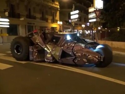 Xế hộp khủng của Người Dơi dạo phố Monaco