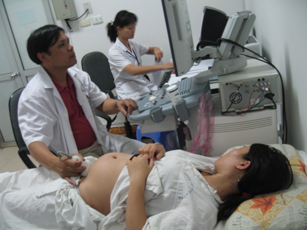 Siêu âm để theo dõi diễn biến thai nhi và sản phụ Ảnh: Thái Hà