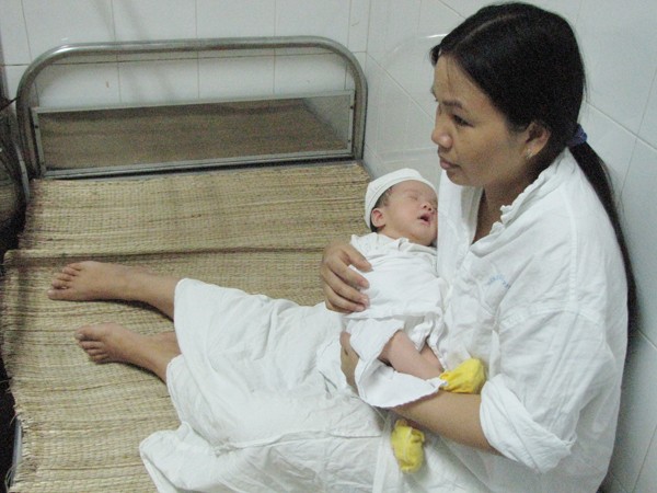Cháu Trường và chị Thơm đang được theo dõi sức khoẻ trong bệnh viện Phụ sản. Ảnh: Lãng Phong