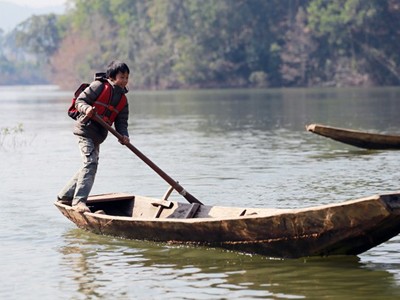 Cảnh học sinh chèo thuyền qua hồ nước sâu đến trường