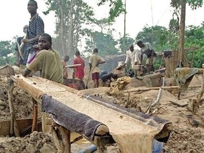Ghana đứng thứ hai sau Nam Phi về trữ lượng mỏ vàng, bô-xít, kim cương và mangan
